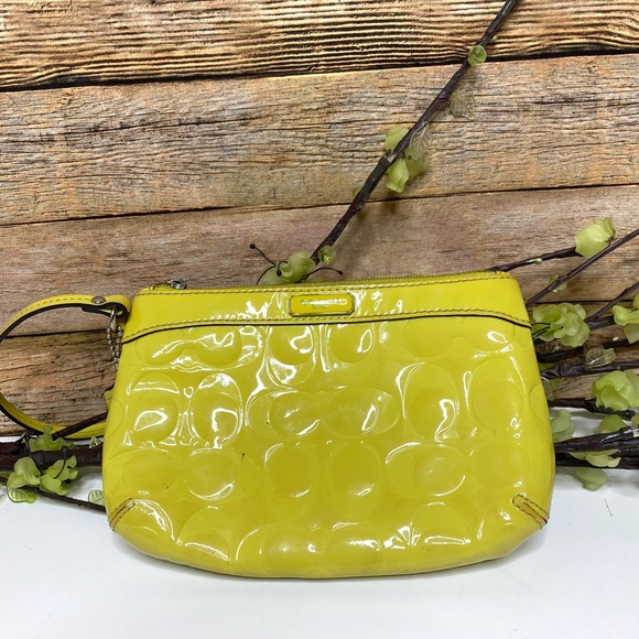 Coach| Wristlet| Yellow Green